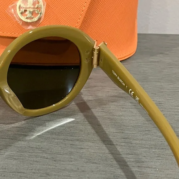 Chic Tory Burch Green Sunglasses with Orange Case - Picture 6 of 11